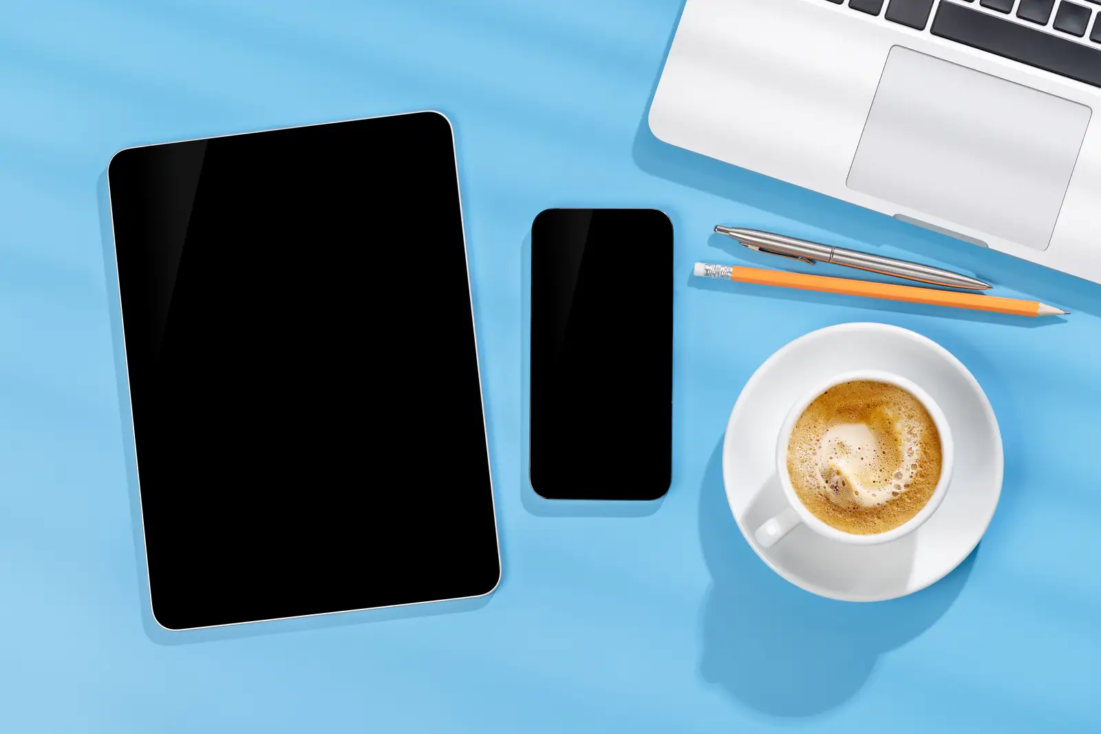 Tablet and smartphone on a desk, demonstrating responsive web design sizes.